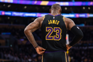 LeBron James juega contra el tiempo